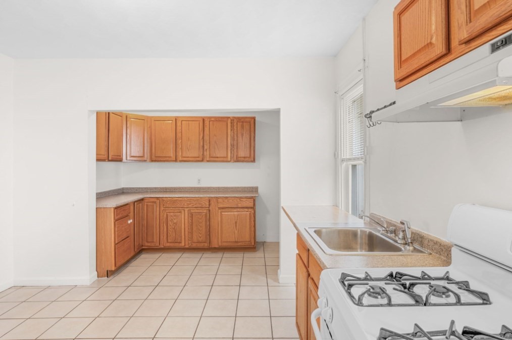 Somerville, Massachusetts 02144, United States, 3 Bedrooms Bedrooms, ,1 BathroomBathrooms,Residential,Active,245409