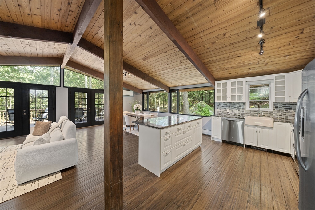 4 Crooked Pond Dr