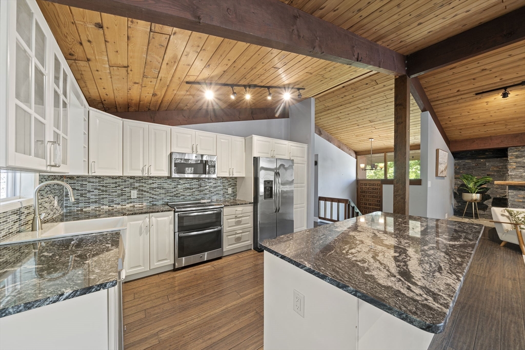4 Crooked Pond Dr