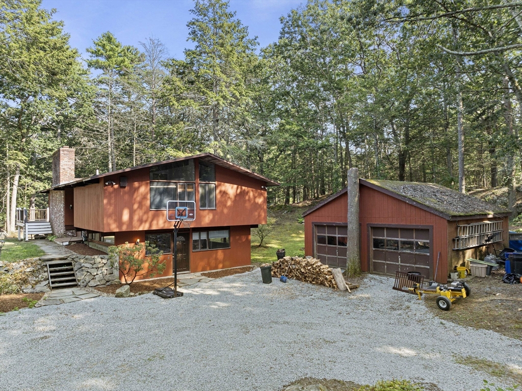 4 Crooked Pond Dr