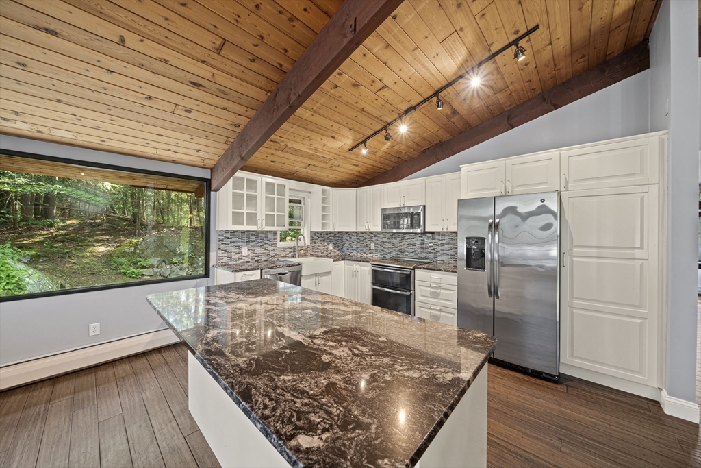 4 Crooked Pond Dr