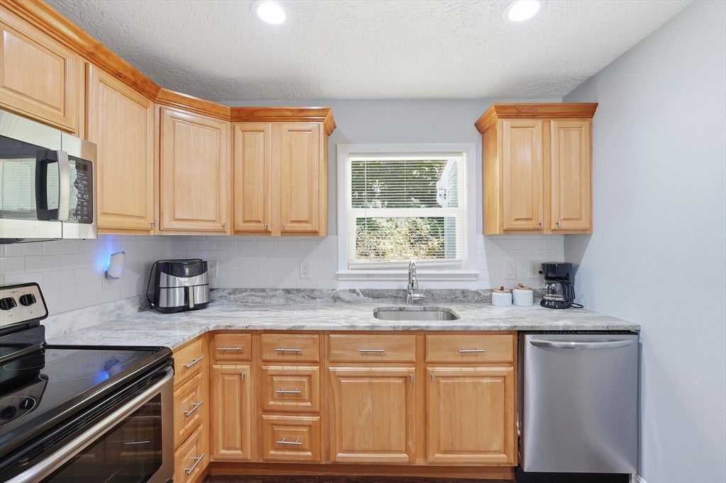 39 Riley Rd, Northborough, MA Photo #10