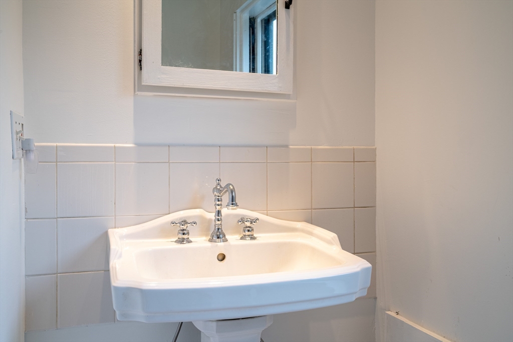 Medfield, Massachusetts 02052, United States, 4 Bedrooms Bedrooms, ,3 BathroomsBathrooms,Residential,Active,114095