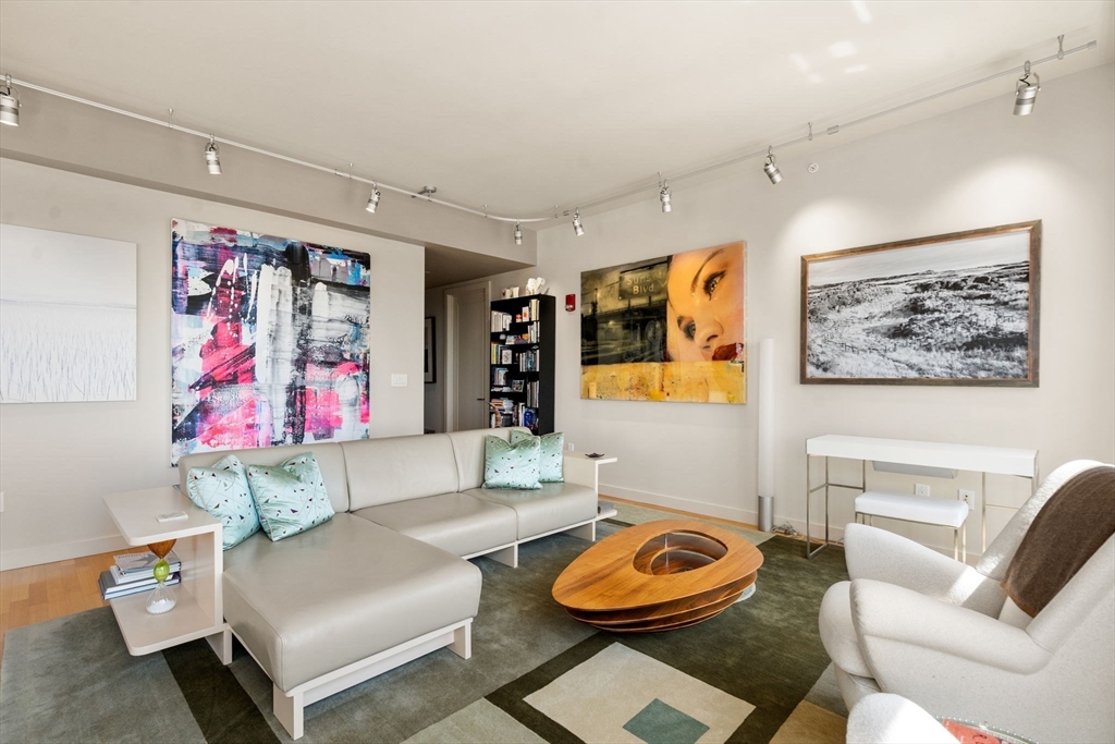 400 Stuart Street 16E