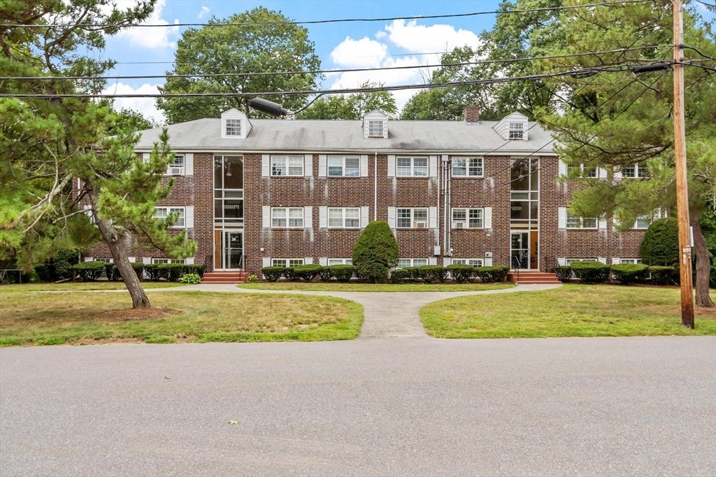 Photo of 40 Edgelawn Ave, North Andover, MA