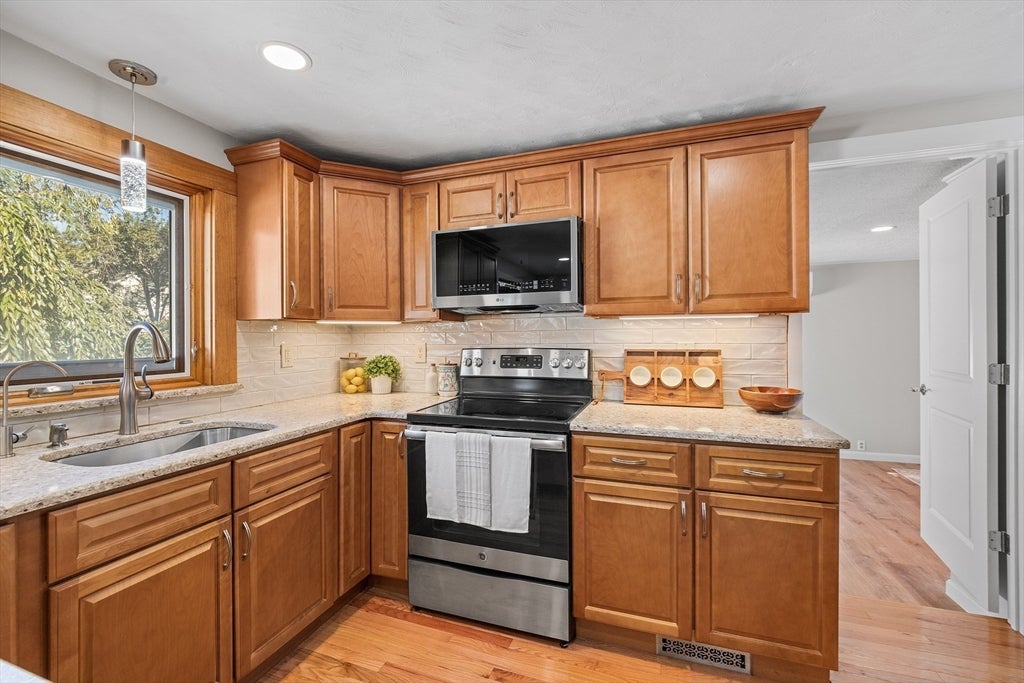 7 Puritan Rd, Danvers, MA Photo #12
