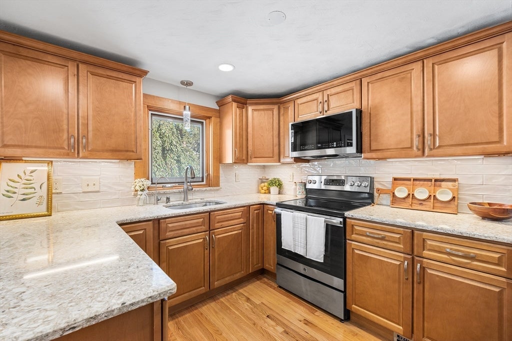 7 Puritan Rd, Danvers, MA Photo #13