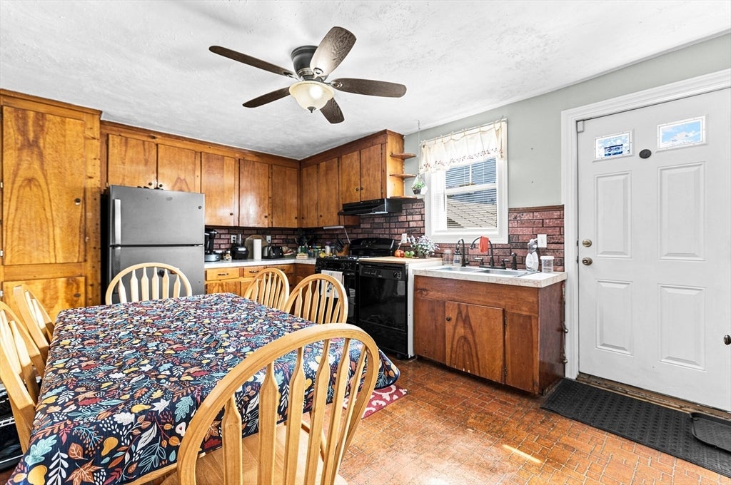 577 Pokross St, Fall River, MA Photo #18
