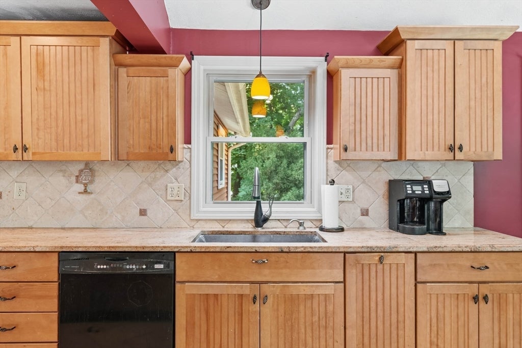 14 Briscoe Rd, Groveland, MA, 14 Briscoe Rd, Groveland, MA Photo #4