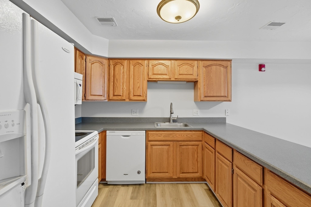 24 Greenleaves Dr 402