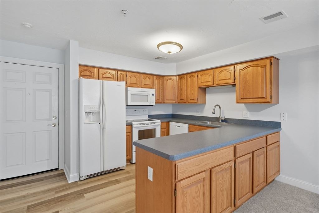 24 Greenleaves Dr 402