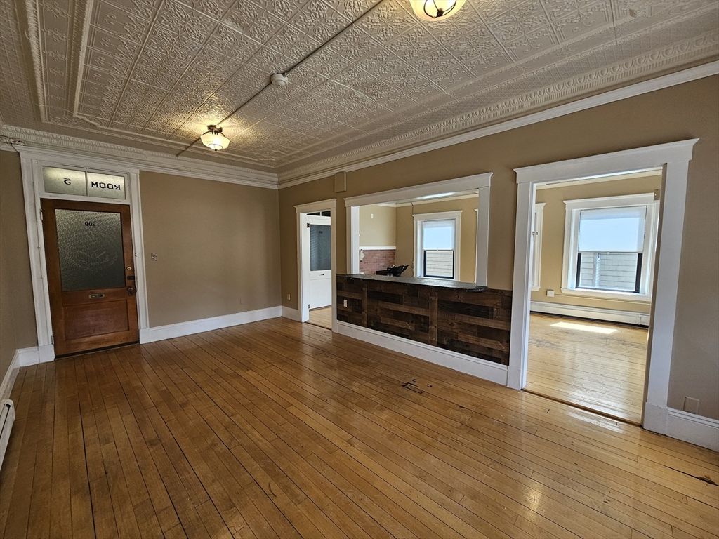 127-129 N Main St 208/209