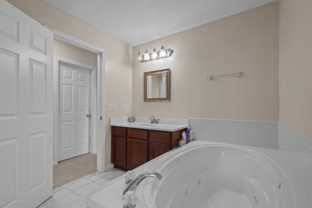 30 Willow Creek Dr, Attleboro, MA Photo #32