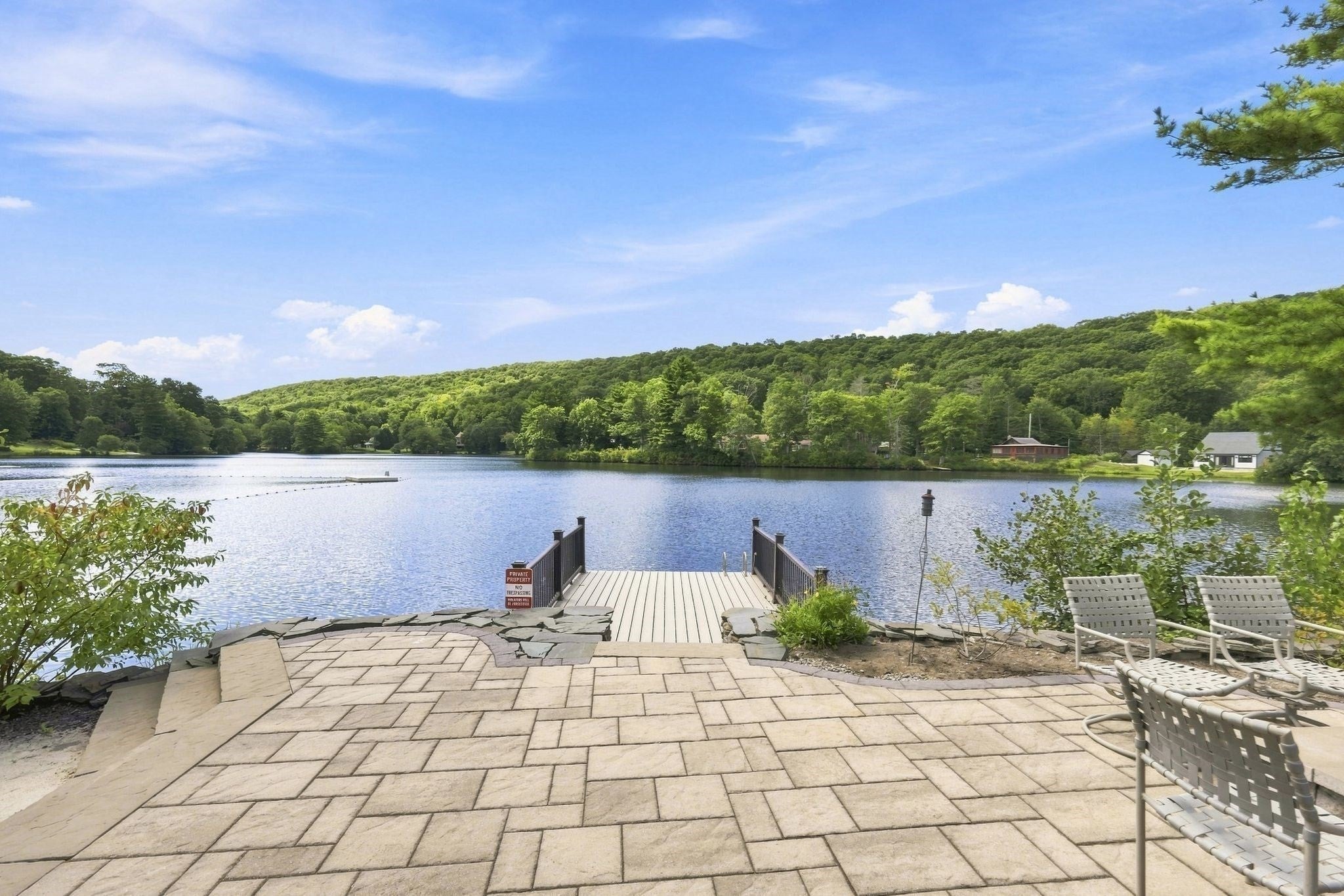 102 Lakeside Dr