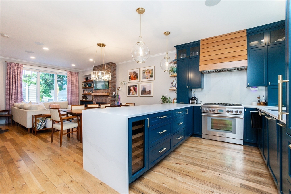 452 W 4th St