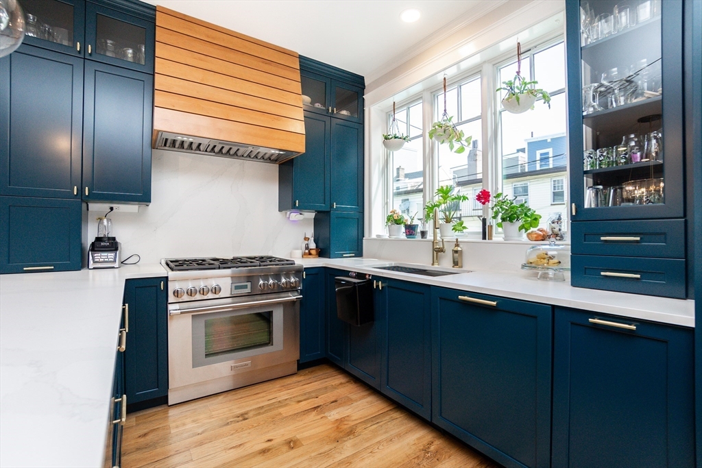 452 W 4th St