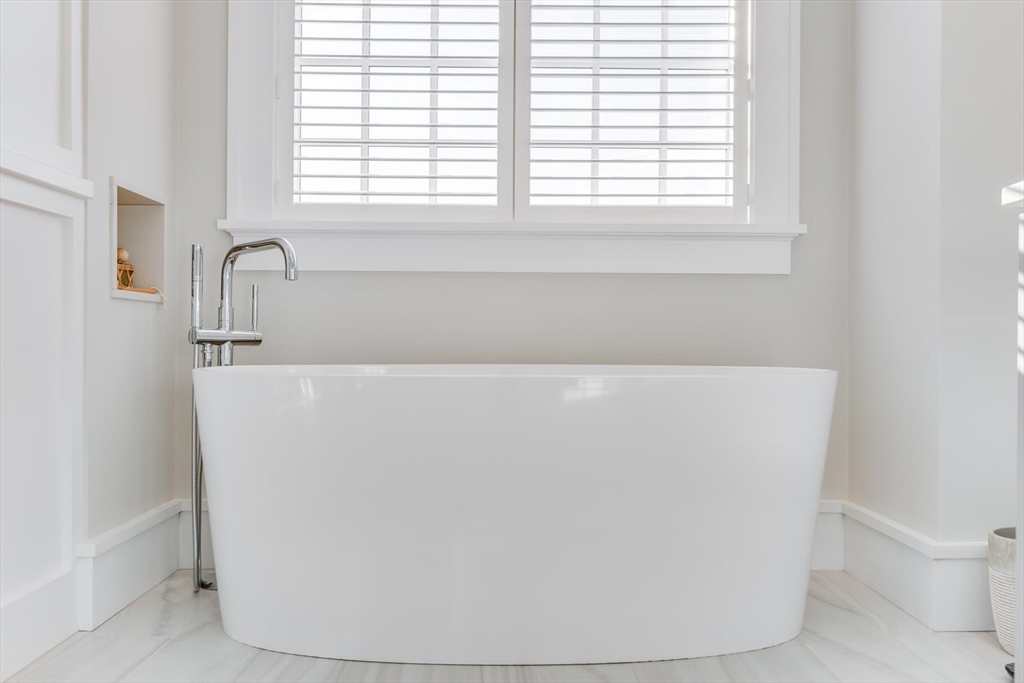 Mashpee, Massachusetts 02649, United States, 6 Bedrooms Bedrooms, ,6 BathroomsBathrooms,Residential,Active,246460