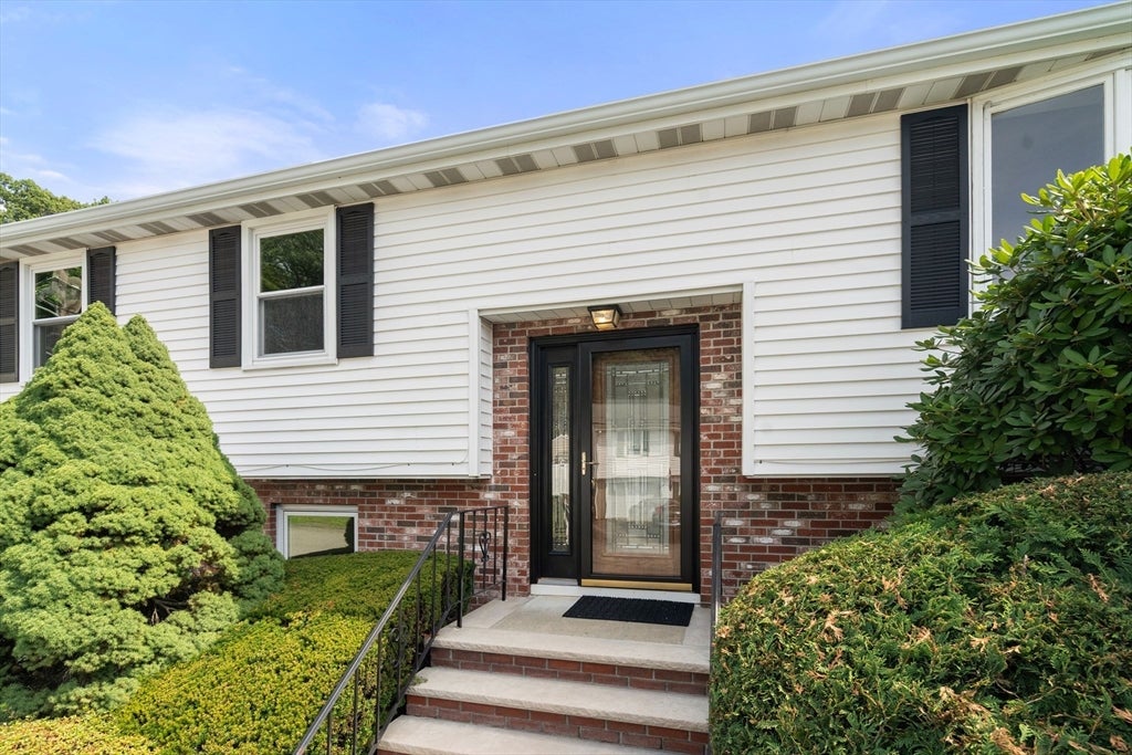 31 Phillips Cir, Waltham, MA, 31 Phillips Cir, Waltham, MA Photo #2