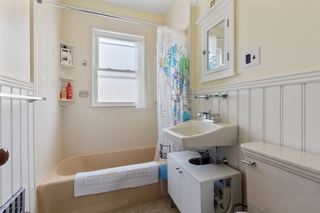 Boston, Massachusetts 02131, United States, 3 Bedrooms Bedrooms, ,1 BathroomBathrooms,Residential,Pending,105606