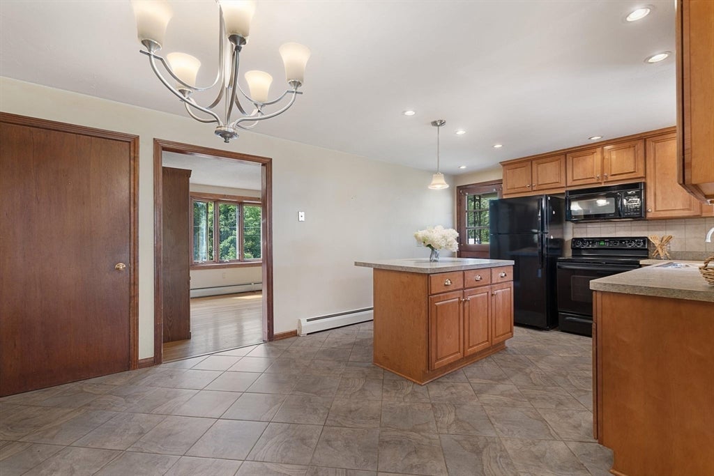 8 Beechwood Dr, Rutland, MA Photo #4