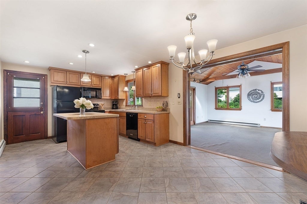 8 Beechwood Dr, Rutland, MA Photo #6