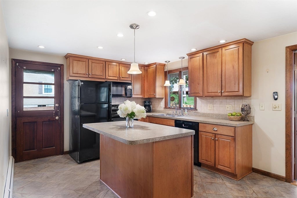 8 Beechwood Dr, Rutland, MA Photo #2