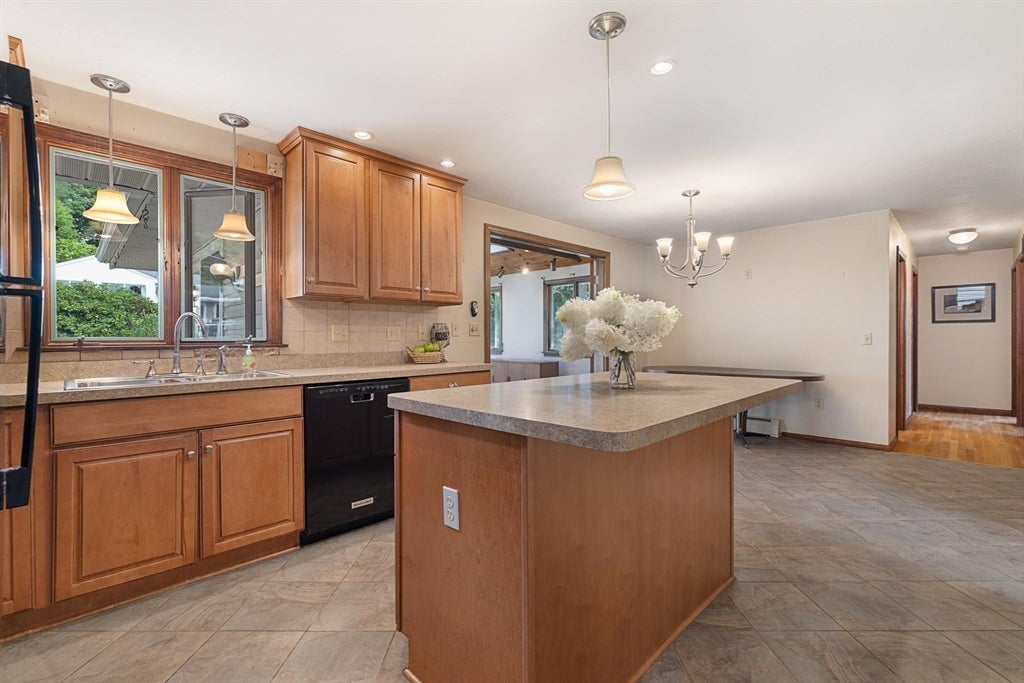 8 Beechwood Dr, Rutland, MA Photo #3