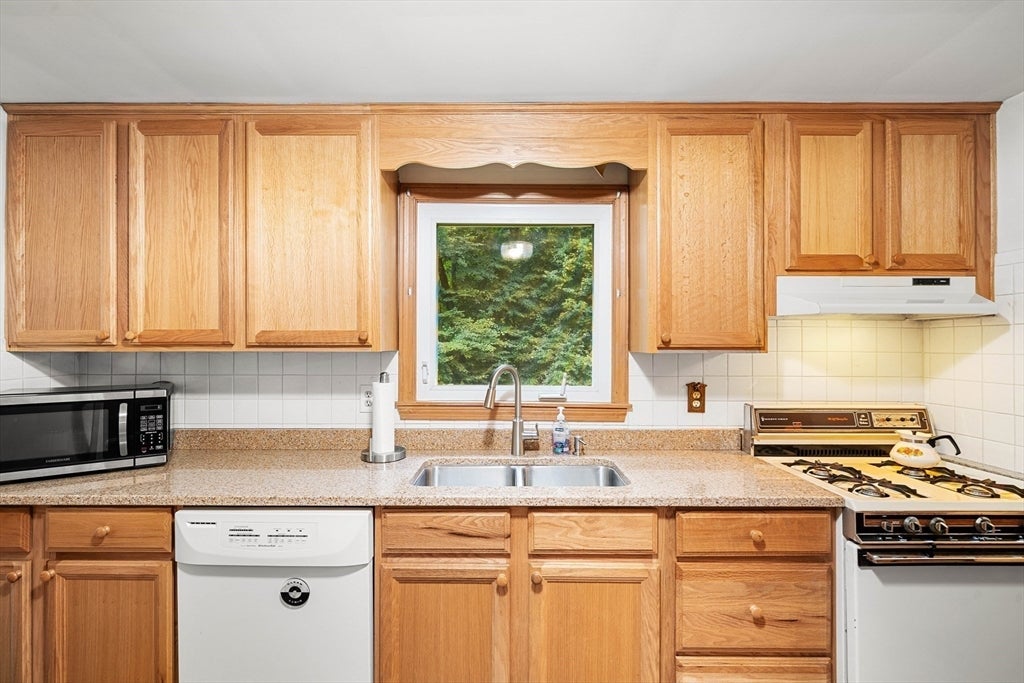 16 Crown Rd, Westford, MA, 16 Crown Rd, Westford, MA Photo #7