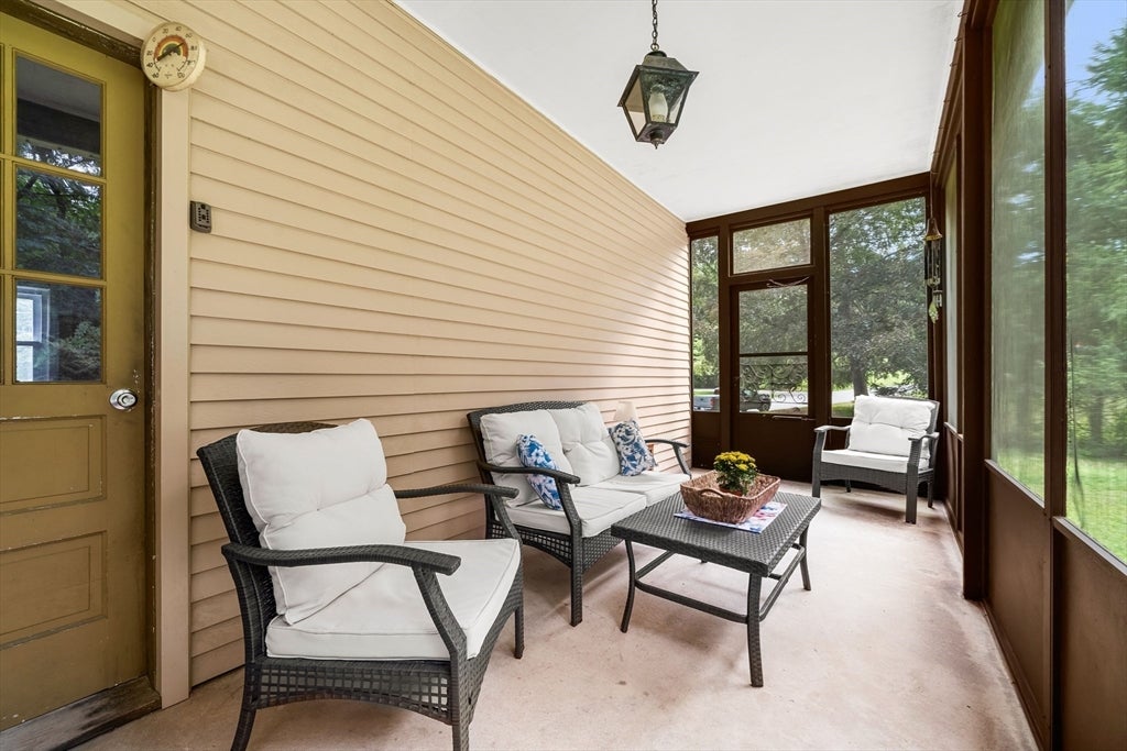 16 Crown Rd