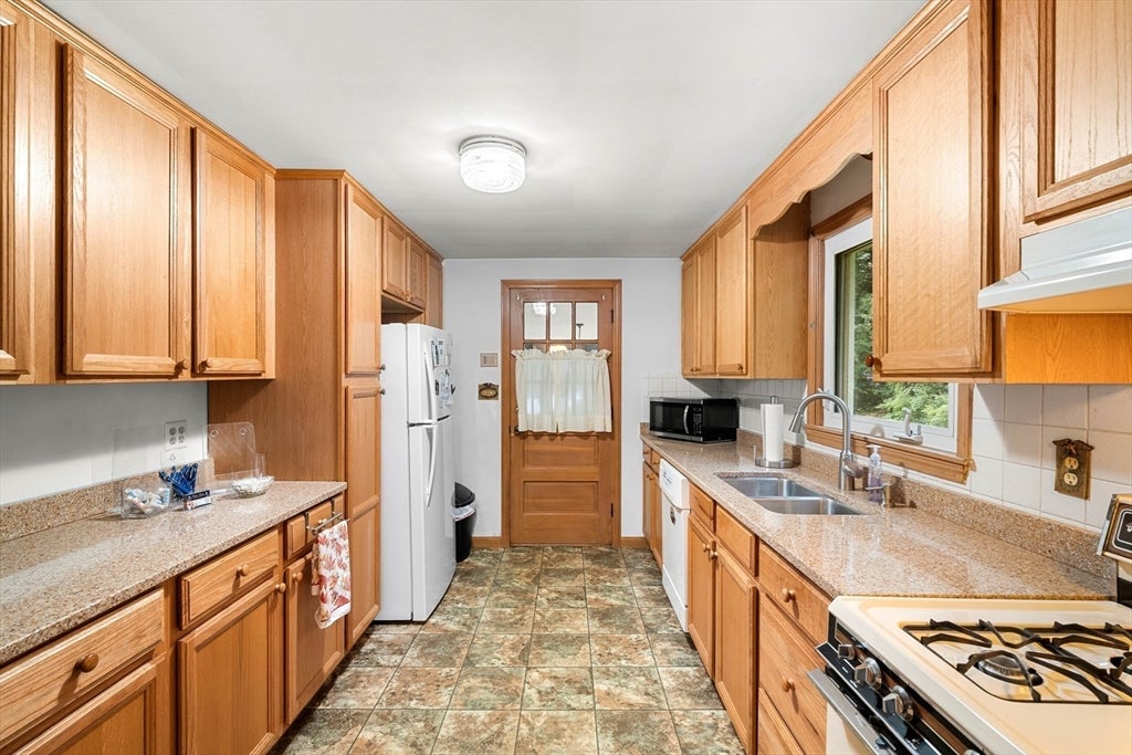 16 Crown Rd, Westford, MA, 16 Crown Rd, Westford, MA Photo #12