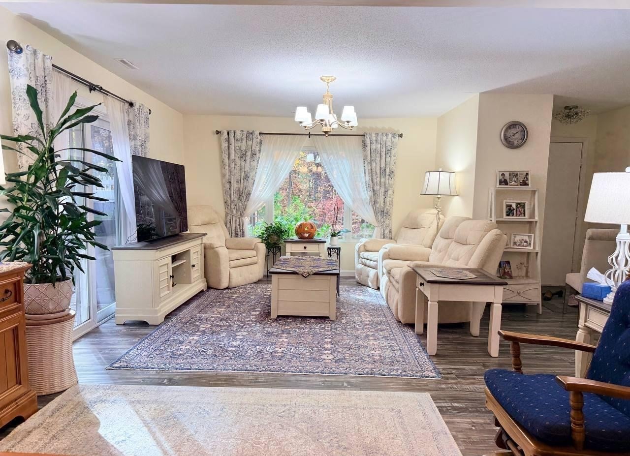 203 Edgebrook Dr 203