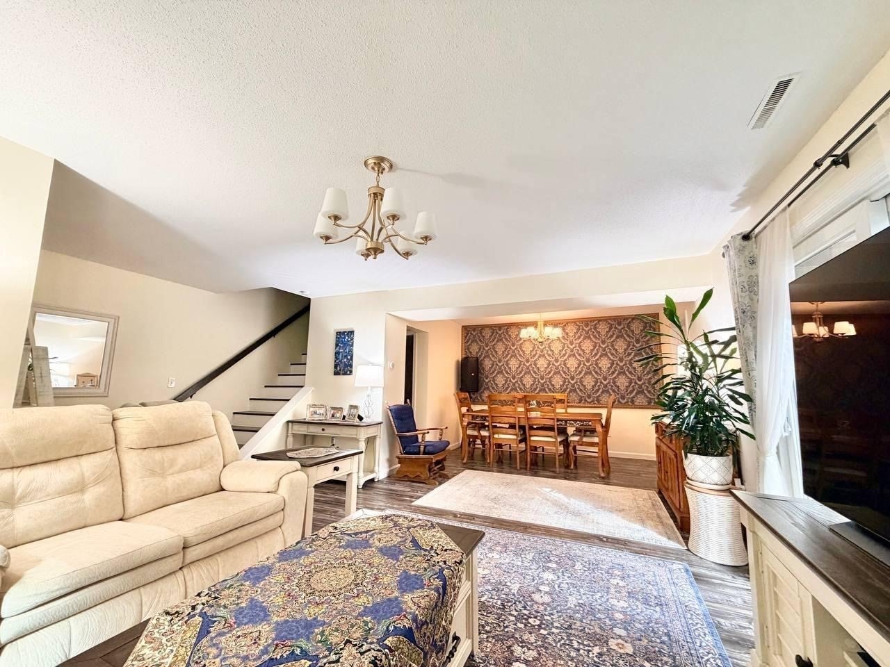 203 Edgebrook Dr 203