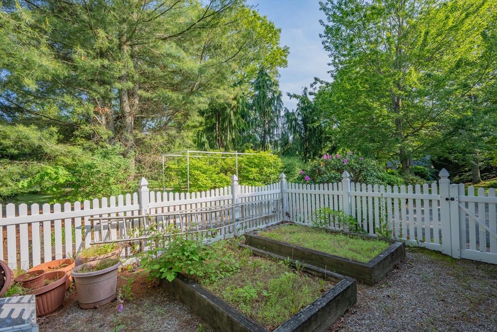89 Cliff Pond Rd