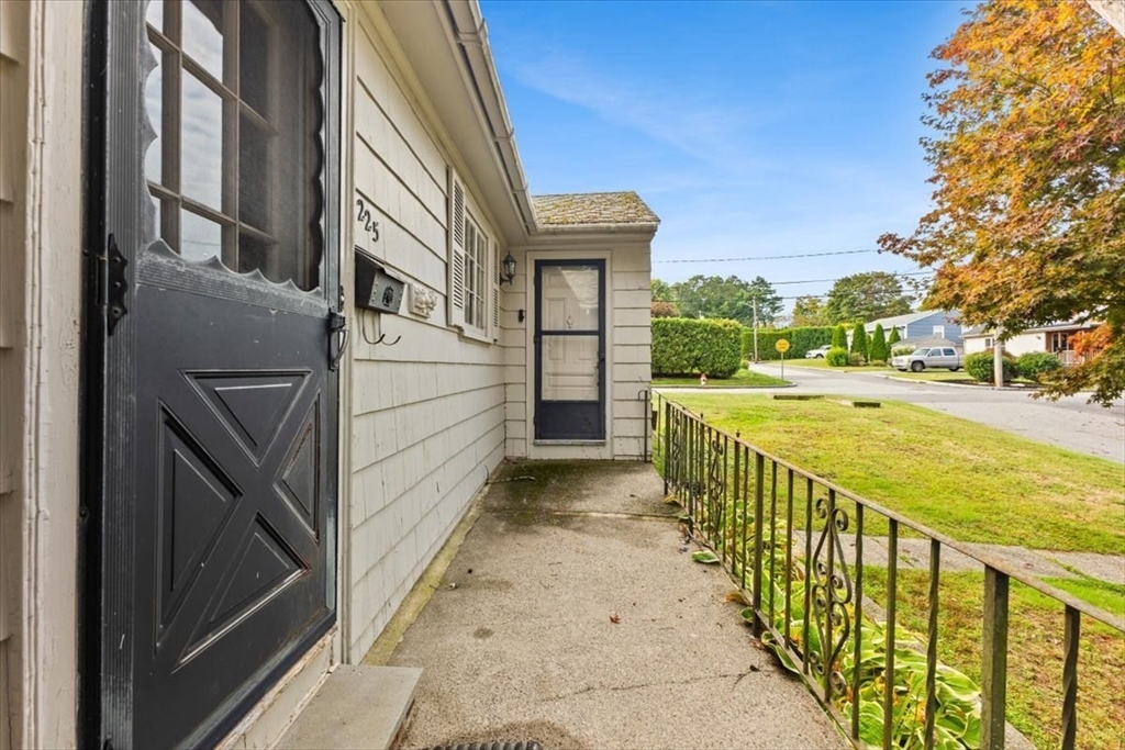 225 Rich St