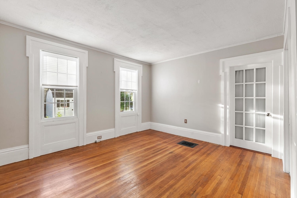 11 Holten St