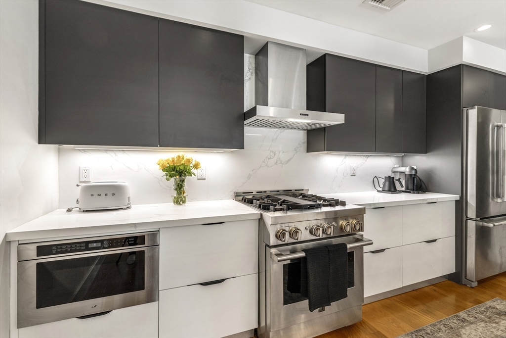 531-533 E 2nd St 202