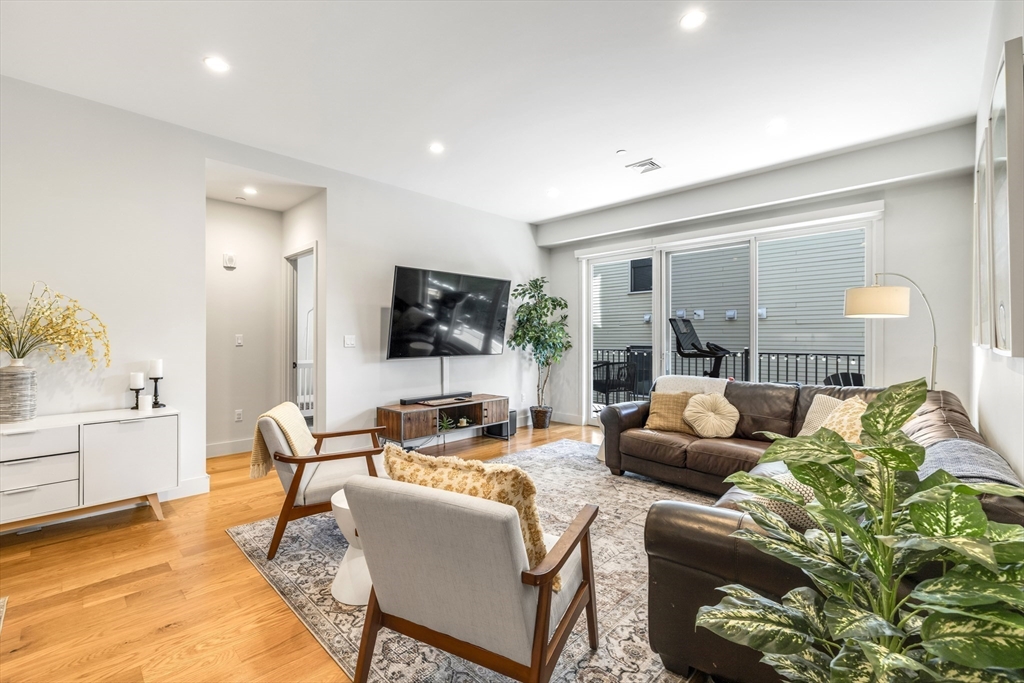 531-533 E 2nd St 202