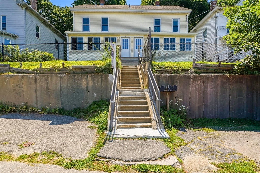 Photo of 5-7 Oak St, Clinton, MA