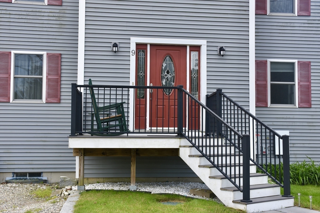 9 Meadow Glen Ln