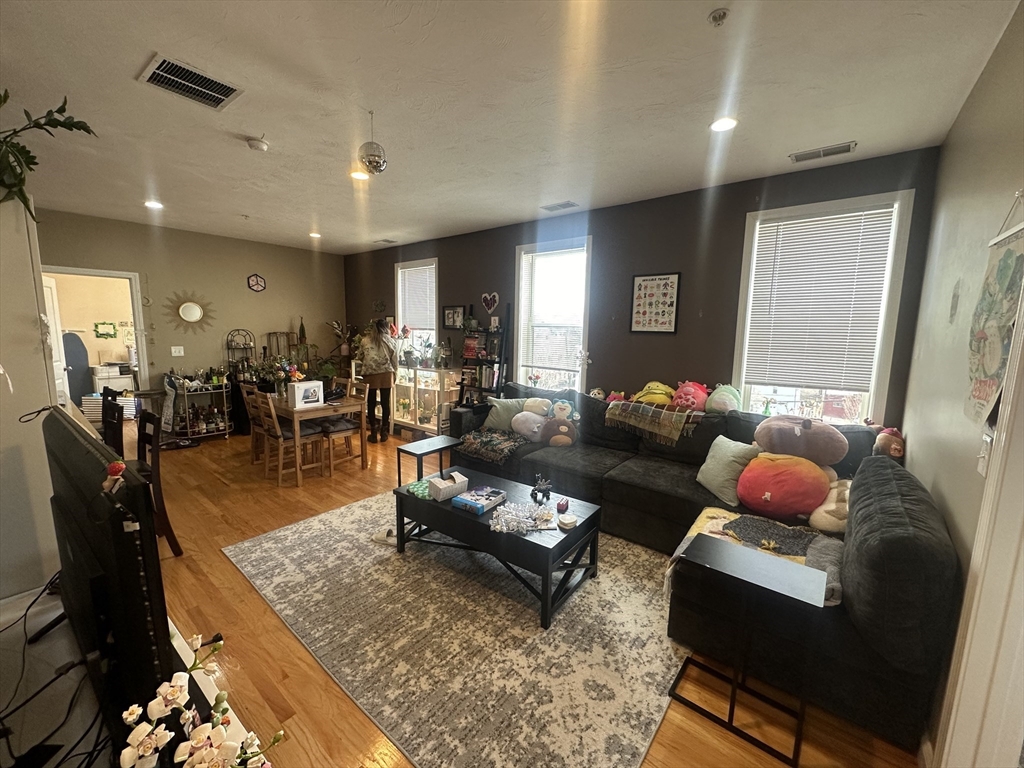 Click for 100 Fellsway West #402, Somerville, MA slideshow