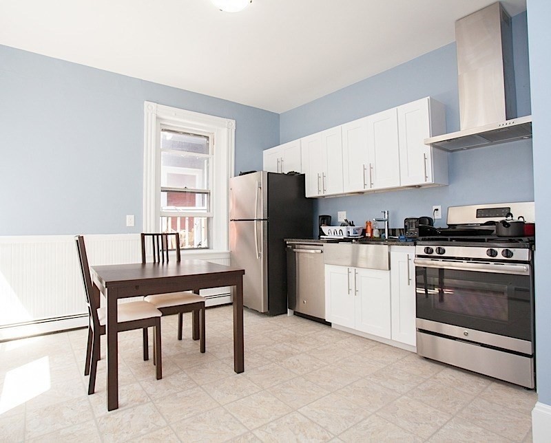 Click for 147 Columbia St #3L, Cambridge, MA slideshow
