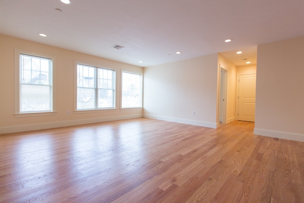 5165 Washington ST #7, Boston, MA Photo #17