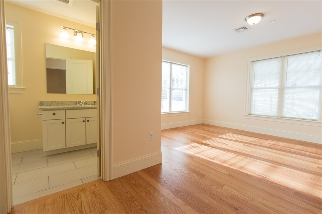 5165 Washington ST #7, Boston, MA Photo #18