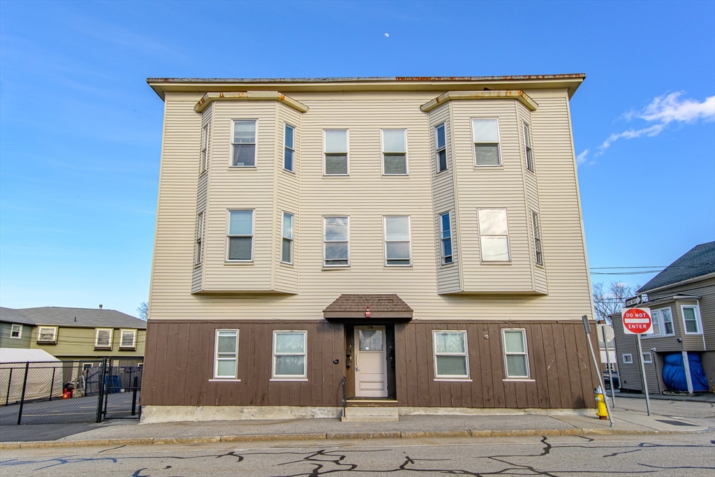 Webster, Massachusetts 01570, United States, 2 Bedrooms Bedrooms, ,1 BathroomBathrooms,Residential,Active,207639