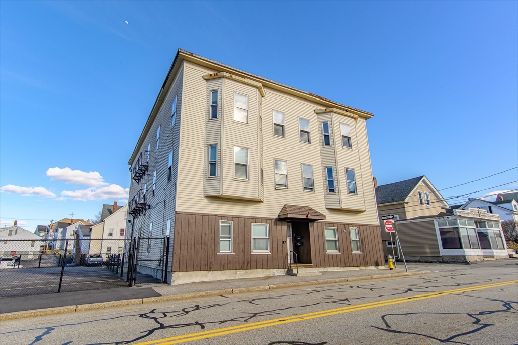 Webster, Massachusetts 01570, United States, 2 Bedrooms Bedrooms, ,1 BathroomBathrooms,Residential,Active,207639