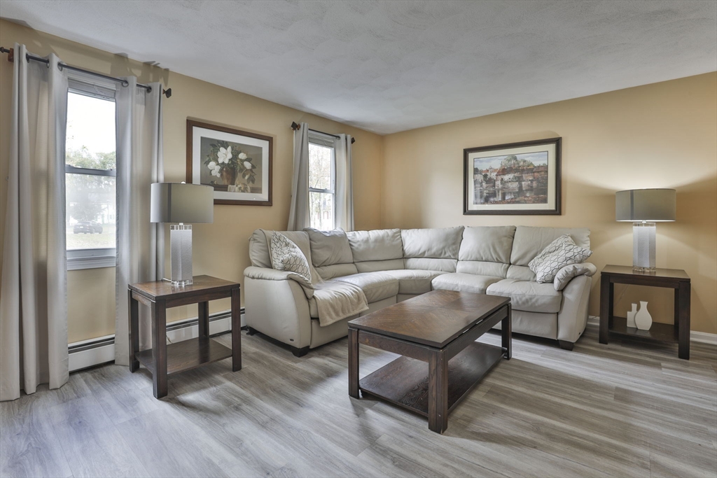 Haverhill, Massachusetts 01832, United States, 2 Bedrooms Bedrooms, ,2 BathroomsBathrooms,Residential,Active,232538