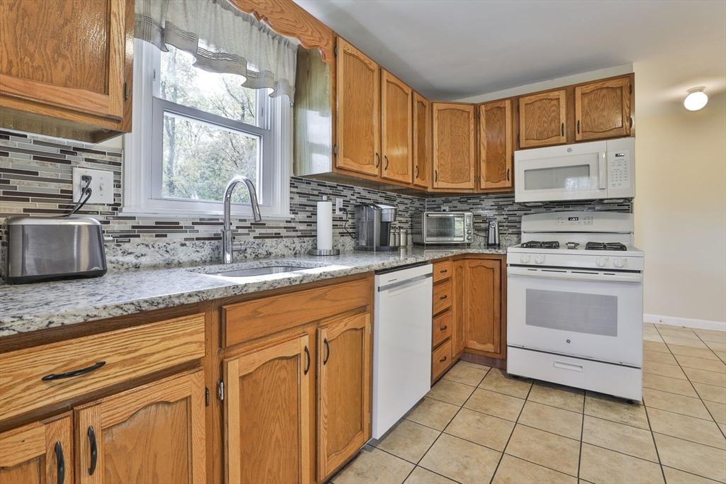 Haverhill, Massachusetts 01832, United States, 2 Bedrooms Bedrooms, ,2 BathroomsBathrooms,Residential,Active,232538