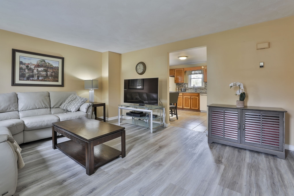 Haverhill, Massachusetts 01832, United States, 2 Bedrooms Bedrooms, ,2 BathroomsBathrooms,Residential,Active,232538