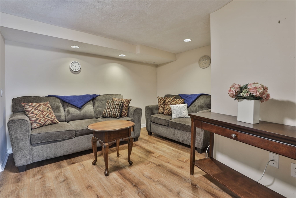 Haverhill, Massachusetts 01832, United States, 2 Bedrooms Bedrooms, ,2 BathroomsBathrooms,Residential,Active,232538