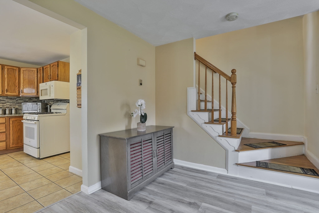 Haverhill, Massachusetts 01832, United States, 2 Bedrooms Bedrooms, ,2 BathroomsBathrooms,Residential,Active,232538